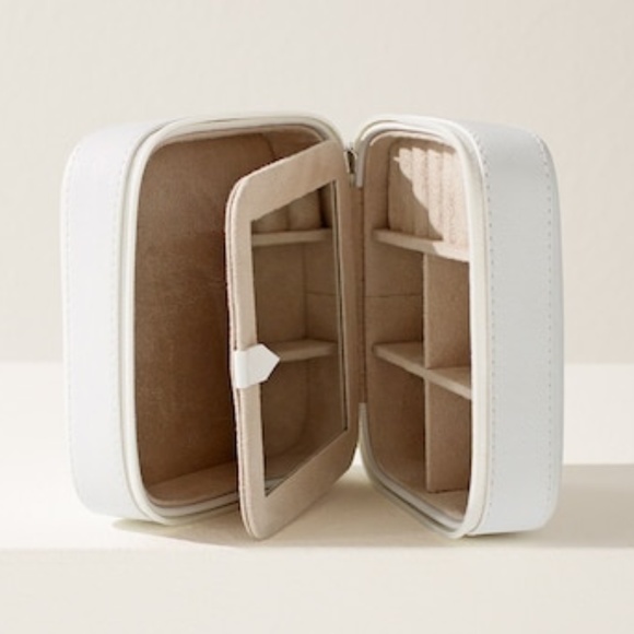 NEW! Chico's Jewelry Travel Storage Organizer Case 2.25” x 5.25” White/Cream - Picture 1 of 9